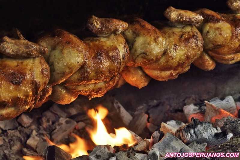 pollos asados sobre carbón